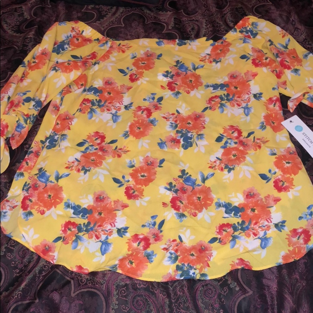 Off the shoulder ☀️ Yellow with flowers shirt!